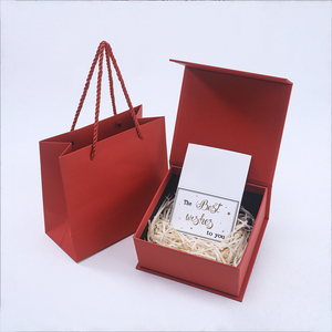 Juego de Embalaje Minorista Coordinado Personalizado, Caja de Regalo Magnética con Tapa Abatible Estilo Libro Rojo para Festivales, con Bolsa de Papel con Asa de Cuerda a Juego - Product Image 3