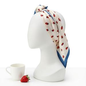 Joli foulard en soie crème à imprimé fraises rouges pour femme, accessoire capillaire, petit bandana carré imprimé numériquement sur mesure - Product Image 1