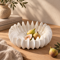 Bol décoratif en céramique crème avec un design de pétales sculptés, plateau irrégulier pour la décoration moderne de la maison