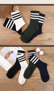 Studenti universitari giapponesi coreani <span class=keywords><strong>a</strong></span> tre strisce che praticano lo skateboard in bianco <span class=keywords><strong>e</strong></span> nero su calzino di tendenza - Product Image 6