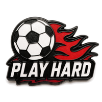 En gros, Pin's en émail souple et métal pour le football, avec slogans sportifs, motifs 'SHOOT', 'GAME', 'PLAY HARD', badges de revers, cadeaux d'équipe, pin's de football personnalisés