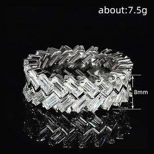 Bague de cocktail géométrique Q630 en or 18 carats avec cristaux taille baguette et strass sertis en canal, bijoux de fête pour femme - Product Image 5