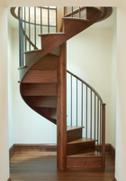 Solution d'escalier intérieur sur mesure avec acier soudé avec précision et marches en bois de frêne massif, escalier en spirale en bois