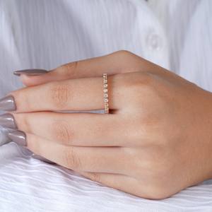 Anillo de Eternidad en Oro Rosa con Piedras Blancas Redondas, Elegante Anillo de Boda para Mujer, Joyería Fina para Uso Diario - Product Image 6