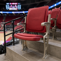 Sièges VIP de stade inclinables et rembourrés de luxe, sièges VIP inclinables pour terrain de padel avec accoudoir et porte-gobelet, logo personnalisé