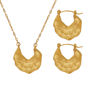 <span class=keywords><strong>Collier</strong></span> ras de cou Joolim Jewelry en or 18 carats plaqué or, avec pendentif en forme de <span class=keywords><strong>C</strong></span>, bande épaisse martelée irrégulière - Product Image 1