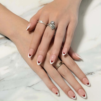 Faux ongles à presser style French, blanc nude délicat avec bordure, pointe rouge bordeaux en forme de cœur, décoration minimaliste, vente en gros personnalisée