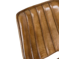 Chaises de salle à manger en cuir avec structure métallique de luxe, pieds noirs élégants et revêtement doux au toucher pour une salle à manger élégante