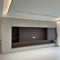 Meuble TV mural grande capacité, console de rangement personnalisée, intégration fluide au salon