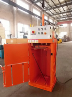 Kleine Vertikale Halbautomatische Hydraulische Ballenpresse Holzkiste 4-7 Ballen/Std Kapazität für Haushaltsabfälle Lebensmittel Plastiktüten