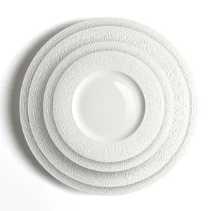 Piring Charger emboss Cina tulang mewah piring makan malam keramik bulat putih besar untuk Hotel pernikahan