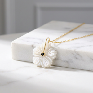 Pendentif Fleur en Nacre Sculpté à la Main avec Accent en Onyx Noir, Bijou en Laiton Plaqué Or 18 carats, Collier pour Usage Quotidien - Product Image 4