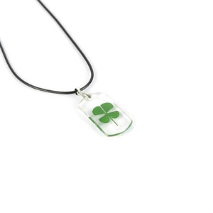 Spedizione rapida promozionale <span class=keywords><strong>ciondolo</strong></span> collana trifoglio in resina trasparente <span class=keywords><strong>ciondolo</strong></span> cuore fortunato <span class=keywords><strong>con</strong></span> catena di corda per feste in <span class=keywords><strong>ambra</strong></span> - Product Image 4