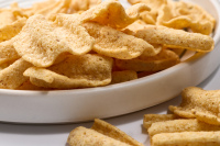 Chips multigrains saveur fromage nacho, céréales complètes enrichies, texture croustillante avec une riche poudre de fromage, arôme savoureux