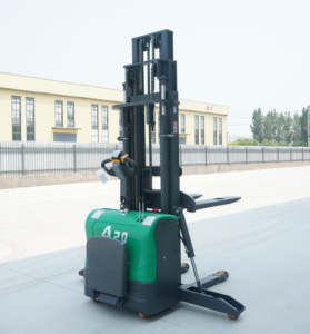 Montacargas Apilador de Iones de Litio Antivuelco con Estabilizadores Laterales Hidráulicos, Sistema de Estabilidad Patentado, Capacidad de Carga de 2 Toneladas, Uso en Restaurantes - Product Image 3