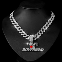 Chaîne cubaine en diamant carré glacé avec alliage et pendentif petite amie en strass bling complet Collier ras du cou