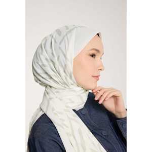 ผ้าพันคอเพียวโทน ลายวี สีงาช้างและสีเขียวอ่อน สำหรับใช้เป็นผ้าคลุมกันแดด - Product Image 2