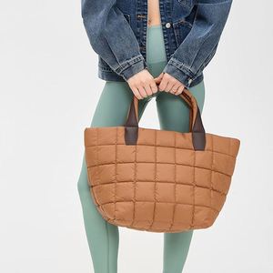 Sac fourre-tout d'été personnalisé en nylon imperméable pour femme, sac à main matelassé et gonflé avec plusieurs poches, fermeture éclair, sac de plage portable à bandoulière pour voyage - Product Image 5