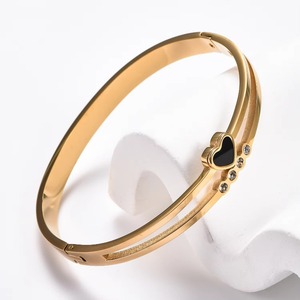 Bracelet manchette en acier inoxydable doré avec cœur émaillé rouge/blanc, double couche, bijou romantique pour femme - Product Image 3