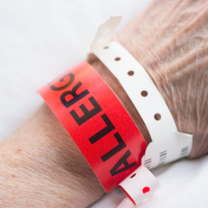 RIsenmed Bracelet d'alerte d'urgence de vente chaude rouge avec des <span class=keywords><strong>mots</strong></span> d'alerte Bracelet d'identification d'alerte médicale de forme large - Product Image 4