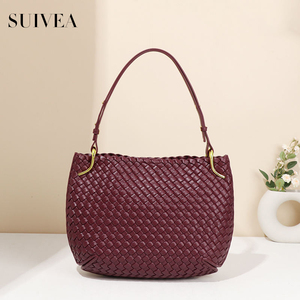 2024 nouvelle personnalité femmes sacs pur à la main tissé sac grande capacité tendance épaule Texture mode fourre-tout sac de selle - Product Image 1