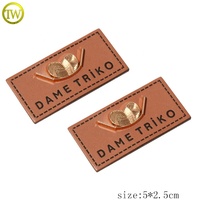 Logo personnalisé imprimé Jeans Patches Fabricant Marron Couleur Sacs Métal Lettre Nom Étiquette Vêtements Pu Étiquettes En Cuir pour Chapeaux
