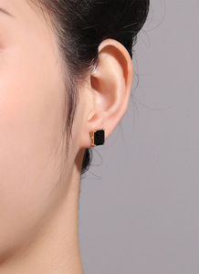 2024 boucles d'oreilles fines à la mode plaque d'or 14 carats avec zircon carré noir bijoux uniques et élégants - Product Image 2