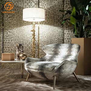 Lampadaire moderne de luxe avec base sculpturale en métal doré et abat-jour en tissu, style Art Déco, pour hall d'hôtel - Product Image 1