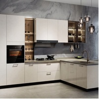 Meubles de cuisine minimalistes en mélamine blanc cassé en forme de L avec comptoir de bar en péninsule pour villa