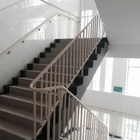 Escalier droit moderne en fer galvanisé antidérapant, fabriqué avec un matériau durable, adapté à une utilisation en intérieur dans les villas et les hôtels