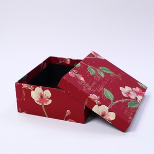 กล่องบรรจุภัณฑ์เครื่องประดับหรูหราแบบกำหนดเอง ทำจากกระดาษแข็งแข็งแรงหนา 2 มม. ดีไซน์หรูหรา พร้อมเคลือบด้าน สำหรับน้ำมันหอมระเหย พร้อมโลโก้แบบกำหนดเอง - Product Image 1