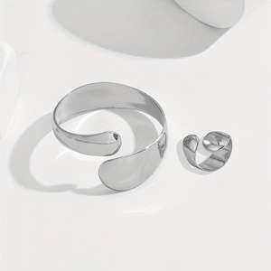 Anillo abierto Ajustable chapado en oro de 14 quilates, elegancia atemporal para cada ocasión - Product Image 2