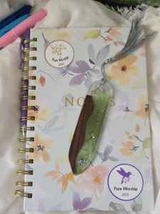 Marcapáginas de resina y madera: una combinación perfecta de creatividad, artesanía y funcionalidad - Product Image 4