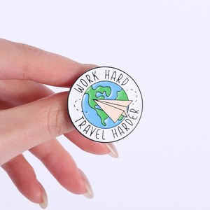 Épingles en émail « Travail dure, voyage dure » : avion en papier, thème aventure, broche de revers, vente en gros - Product Image 4