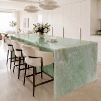 Table basse en onyx vert sur mesure en pierre naturelle pour îlot de cuisine et comptoir – Design d'intérieur de luxe
