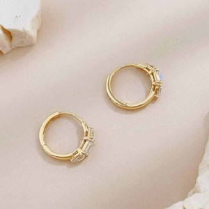 Boucles <span class=keywords><strong>d</strong></span>'oreilles en or jaune 18 carats avec trois diamants taille émeraude et diamants de laboratoire, style simple et mixte, type manchette - Product Image 2