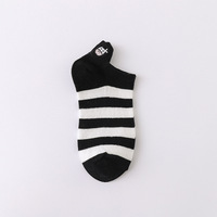 Chaussettes de bateau de dessin animé rayées brodées de vache noire et blanche