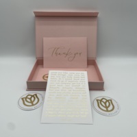 Boîte cadeau magnétique rose personnalisée avec autocollant de remerciement, logo estampé or, emballage en papier texturé de luxe pour journal