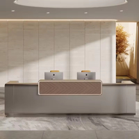 Bureau de réception moderne et minimaliste personnalisé avec accents en bois pour hall d'entreprise ou hôtel