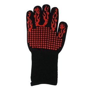 Gants de barbecue en silicone, motif flamme noir et rouge, résistants à la chaleur, pour grillades et fours - Product Image 2