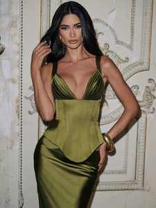 فستان سهرة أنيق باللون الزيتوني بتصميم قلم رصاص مع ياقة على شكل V عميقة وربطة خلفية، طقم من قطعتين - Product Image 4