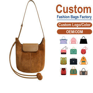 กระเป๋าครอสบอดี้ PU แท้แบบสั่งทำพิเศษ พร้อมแผ่นหนังกลับสีคาราเมลและเชือกผูกแบบพอมพอม |   รายละเอียดโซ่เชื่อมต่อ - Product Image 1