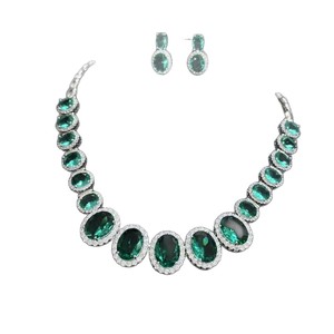 Ensemble de <span class=keywords><strong>bijoux</strong></span> collier personnalisé en petite série avec logo, provenant directement de l'usine, vert royal intemporel, émeraude ovale dégradée avec halo, cadeau de mariage - Product Image 1