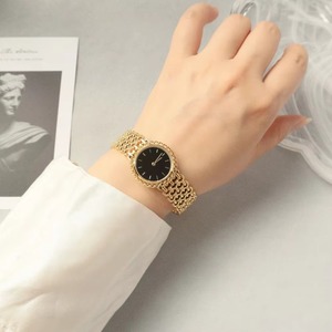 Montre élégante rétro à quartz avec cadran à aiguilles, bracelet en acrylique et boîtier en laiton, style noble vintage avec garniture en dentelle de style antique - Product Image 3