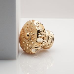 Vente en gros de bouchon de bouteille de parfum de luxe bouchon à couronne dorée en plastique lesté bouchon de parfum de haute qualité 15mm pour pompe