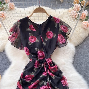 Vestido Preto de Chiffon com Estampa e Renda, Manga Curta, Estilo Fishtail - Product Image 2
