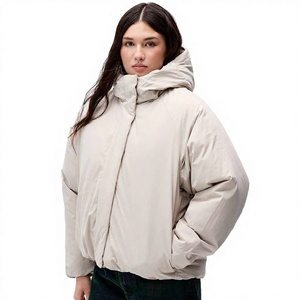 Chaqueta corta de invierno para mujer, con capucha, color beige sólido, acolchada, resistente al viento, con cremallera gruesa. - Product Image 1