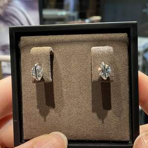 Boucles d'oreilles fines en argent pur S925, luxe léger, haut de gamme, diamant unique, design de diamant à haute teneur en carbone - Product Image 1