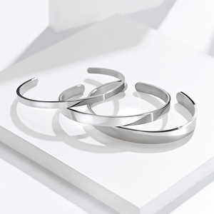 Brazalete Unisex Minimalista de Acero de Titanio Liso, Diseño Geométrico Redondo, Joyería para Regalo - Product Image 2