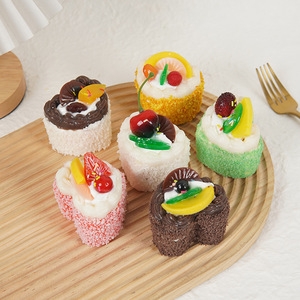 Imán de nevera con forma de corazón realista y esculpible de PU, copos de coco simulados, imán de nevera con forma de pastel de crema de mousse - Product Image 1